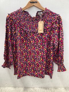 3 X ASSORTED FAT FACE WOMENS CLOTHING IN VARIOUS DESIGNS & SIZES TO INCLUDE SIENNA RETRO DAISY MULTI-COLOUR TOP - UK SIZE 12: LOCATION - I13