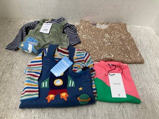 4 X ASSORTED KIDS CLOTHING IN VARIOUS DESIGNS & SIZES TO INCLUDE PHI SEQUIN DRESS IN GOLD - UK SIZE 7-8 YEARS: LOCATION - I10