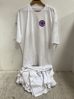QTY OF FIGMA SHORT SLEEVE T-SHIRTS IN WHITE UK SIZE XXL: LOCATION - J 3