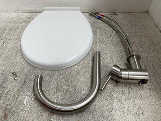GROHE SINGLE-LEVER SINK MIXER IN CHROME TO INCLUDE TOILET SEAT: LOCATION - J 3