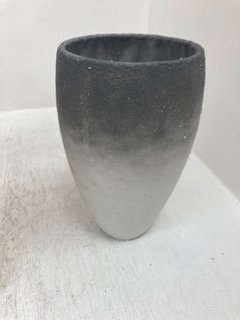 LARGE POTTER IN GREY: LOCATION - I4
