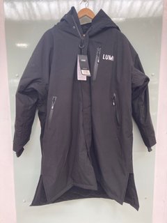 LUMI MENS LONG SLEEVE ROBE PRO WITH TOWEL PONCHO INSERT IN BLACK - UK SIZE SMALL - RRP £155: LOCATION - I3