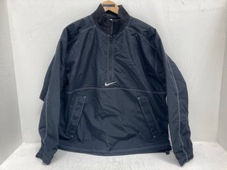 NIKE SUPREME MENS HALF ZIP JACKET IN BLACK - UK SIZE MEDIUM: LOCATION - I2