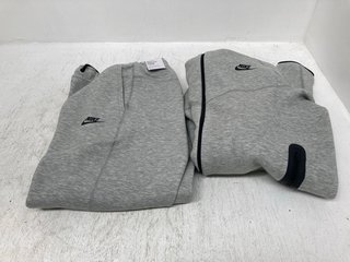 NIKE MENS SPORT ZIP HOODY IN GREY - UK SIZE LARGE TO INCLUDE NIKE MENS SPORT TRACKSUIT BOTTOMS IN GREY - UK SIZE MEDIUM: LOCATION - I1