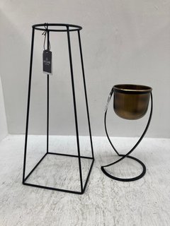 MINIMO PLANT STAND IN GOLD TO INCLUDE INDOOR KENSINGTON BRASS METAL ROUND PLANTER ON STAND: LOCATION - H1