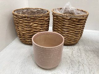 3 X ASSORTED HOUSEHOLD ITEMS TO INCLUDE WATER HYACINTH LINED BASKET ON LEGS: LOCATION - H2