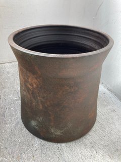 KEW HAND THROWN PLANTER IN OLD BRONZE: LOCATION - H3