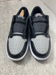 NIKE WOMENS AIR JORDAN 1 RETRO LOW TRAINERS IN BLACK & GREY - UK SIZE 7.5: LOCATION - H3