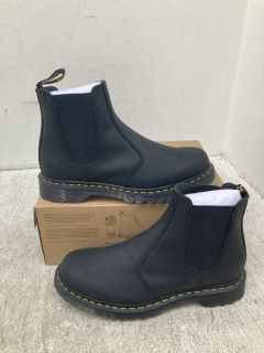 DR.MARTENS WOMENS WAXED FILL TRAIN ANKLE BOOTS IN BLACK - UK SIZE 9 - RRP £126: LOCATION - H5