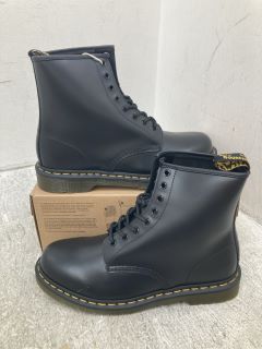 DR.MARTENS MENS SMOOTH LEATHER ANKLE BOOTS IN BLACK - UK SIZE 10 - RRP £170: LOCATION - H5