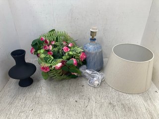 3 X ASSORTED HOUSEHOLD ITEMS TO INCLUDE LARGE MATT BLACK VASE: LOCATION - H9