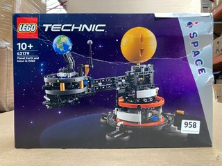LEGO 42179 TECHNIC PLANET EARTH & MOON ORBIT: LOCATION - H13