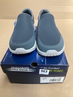 SKETCHERS EXTRA WIDE FIT MENS AIR COOLED MEMORY FOAM TRAINERS IN CHARCOAL - UK SIZE 9: LOCATION - H14