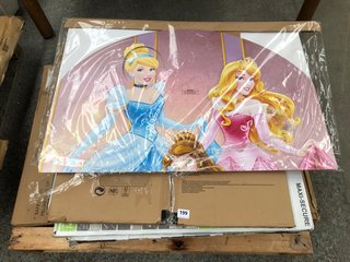 QTY OF ASSORTED BABY GATES TO INCLUDE MUNCHKIN SURE SHUT NO DRILL PRESSURE FIT SAFETY GATE IN WHITE AND STAR CUTOUTS DISNEY PRINCESS STAND: LOCATION - B4 (KERBSIDE PALLET DELIVERY)