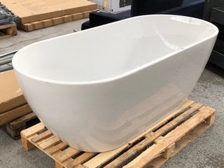 LARGE OVAL FREESTANDING BATH IN WHITE: LOCATION - B7