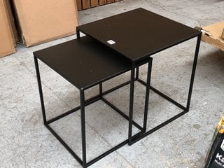 NEST OF 2 METAL TABLES IN BLACK: LOCATION - A8