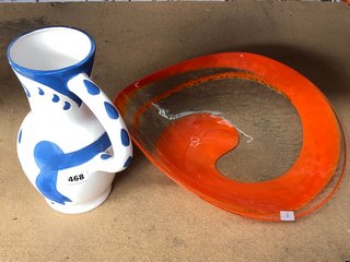(COLLECTION ONLY) CERAMIC JUG IN WHITE/BLUE TO INCLUDE DECORATIVE GLASS BOWL IN ORANGE: LOCATION - CR2