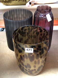 (COLLECTION ONLY) 3 X ASSORTED GLASS VASES TO INCLUDE VASE IN PURPLE: LOCATION - CR2