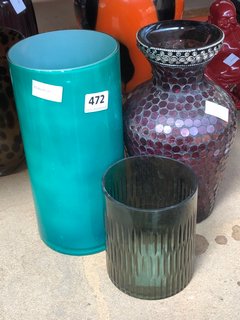 (COLLECTION ONLY) 3 X ASSORTED GLASS VASES/POTS TO INCLUDE TALL VASE IN GREEN: LOCATION - CR2
