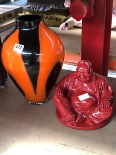 (COLLECTION ONLY) LARGE DECORATIVE GLASS VASE IN ORANGE/BLACK TO INCLUDE BUDDHA SCULPTURE IN RED: LOCATION - CR2
