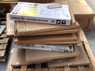 PALLET OF ASSORTED BABY GATES/BED RAILS TO INCLUDE SAFETY 1ST PORTABLE BED RAIL IN GREY: LOCATION - D6 (KERBSIDE PALLET DELIVERY)
