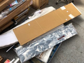 PALLET OF ASSORTED HOUSEHOLD ITEMS TO INCLUDE JOHN LEWIS AND PARTNERS WATERFALL STACK ROMAN BLIND IN NAVY/WHITE: LOCATION - D6