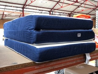 FOLDABLE SINGLE MATTRESS IN WHITE/BLUE: LOCATION - DR1