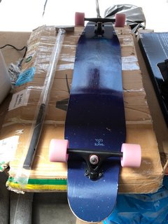 3 X ASSORTED ITEMS TO INCLUDE LARGE SKATEBOARD IN NAVY/BLACK: LOCATION - DR1