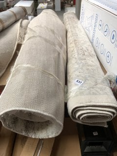 2 X ASSORTED RUGS TO INCLUDE COSY SHAGGY RUG IN WHITE/GREY: LOCATION - DR3