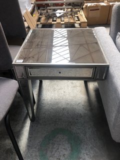 CONVENIENCE CONCEPT GOLD COAST MIRRORED END TABLE WITH DRAWER IN WEATHERED GREY: LOCATION - A3
