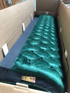 PARTIAL SOFA COMPONENTS IN GREEN VELVET: LOCATION - D7