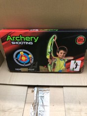 QUANTITY OF ASSORTED ITEMS TO INCLUDE ARCHERY SHOOTING SET, GREY PROTECTIVE CLOTHING BAG WITH HANGER : LOCATION - B