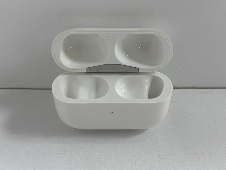 John Pye Auctions APPLE AIRPODS PRO WITH WIRELESS CHARGING CASE