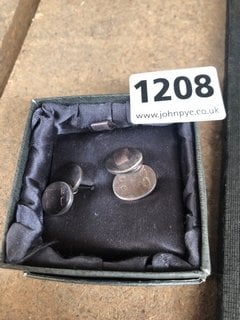 A PAIR OF .925 SILVER CUFFLINKS, BOXED: LOCATION - BR3