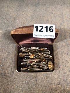 A STRATTON BOX CONTAINING A COLLECTION OF VINTAGE TIE PINS: LOCATION - BR3