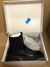 QUANTITY OF WOMENS SHOES TO INCLUDE BLACK DREAM PARIS BOOTS SIZE 8 RRP £100: LOCATION - A RACK