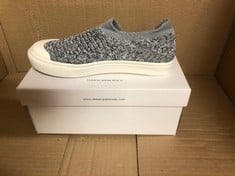 QUANTITY OF WOMENS SHOES TO INCLUDE GREY DREAM PARIS SHOES SIZE 4.5: LOCATION - A RACK