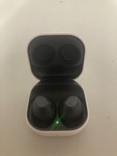 SAMSUNG WIRELESS EARBUDS WITH CHARGING CASE