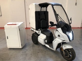 2023 AIDEA AA CARGO L2E (28MPH) 2KW 3 WHEELED ELECTRIC DELIVERY MOPED WITH DUAL 50V 76AH BATTERY TO BE CHARGED BY A TYPE 2 (IEC62196-2) CABLE (NOT INCLUDED) FITTED WITH A 420LTR STORAGE BOX. MILEAGE: