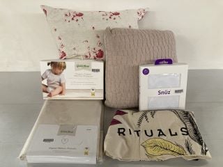 1 X BOX OF ASSORTED ITEMS TO INCLUDE A SNUZ 2 PACK FITTED SHEETS TO FIT SNUZPOD BEDSIDE CRIB