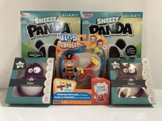 A QTY OF ASSORTED CHILDRENS TOYS TO INCLUDE IDEAL SNEEZY PANDA