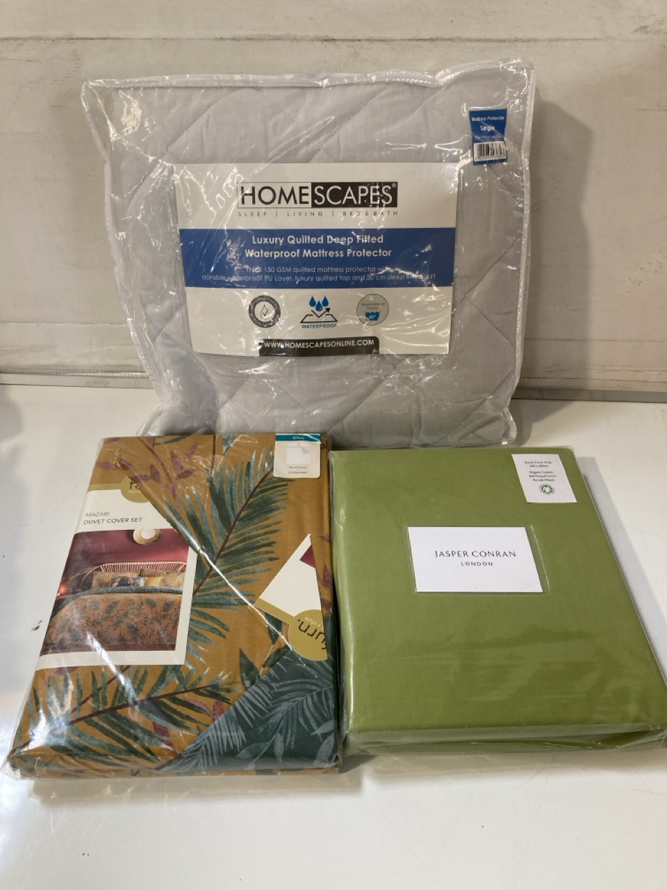 John Pye Auctions 1 X BOX OF ASSORTED ITEMS TO INCLUDE SNUZ 2 PACK