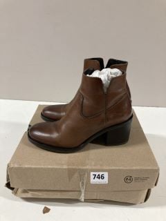 CLARKS ANKLE BOOTS SIZE 4