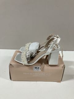 BE MINE BRIDAL SHOES SIZE 5