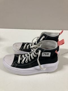 CONVERSE SNEAKERS SIZE 5.5