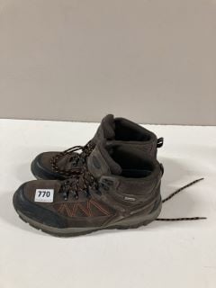 COTSWOLD WALKING SHOES SIZE 12