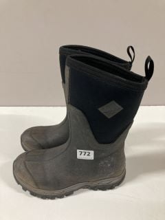 MUCK COMPANY BOOTS SIZE 5