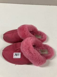 UGG SLIPPERS SIZE 6