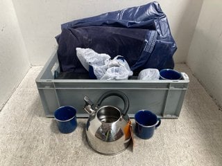 QTY OF GENERAL ITEMS TO INCLUDE ENAMEL MUGS IN NAVY AND 2 LITRE WHISTLING KETTLE: LOCATION - J 7