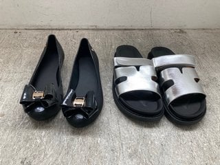 WOMENS SILVER SANDALS ON BLACK PLATFORM - UK SIZE: 6 TO INCLUDE PLAT PEEP TOE SHOES IN BLACK - UK SIZE: 4: LOCATION - J 17